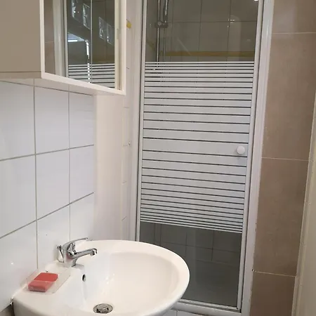 Parfait Pour Un Voyageur Solitaire. Apartment Montreuil (Seine-Saint-Denis)